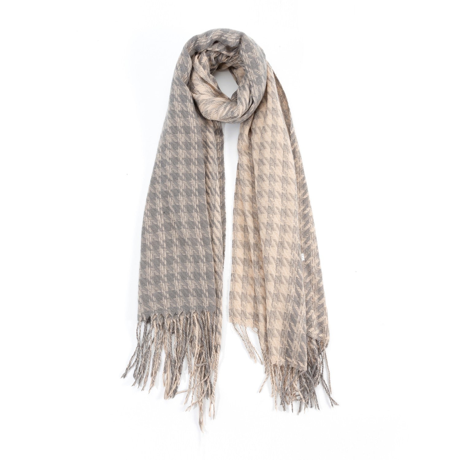 It’s time to enhance your wardrobe with scarfs that combine timeless design with unbeatable quality. Shop now and discover the perfect scarf for every moment!