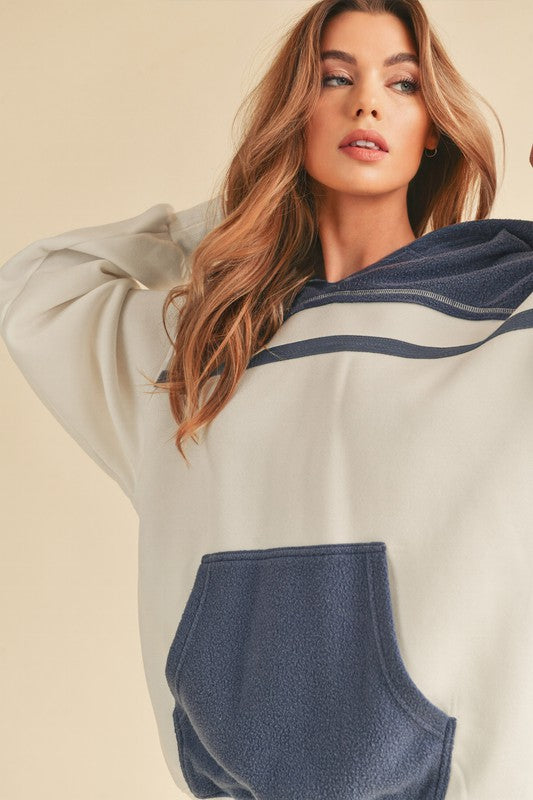 Women's Oversized Hooded Sweatshirt with Kangaroo Pocket