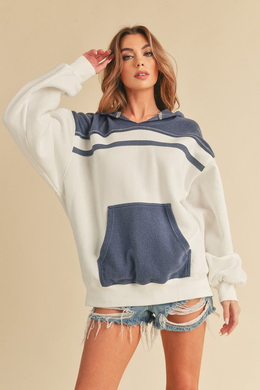 Women's Oversized Hooded Sweatshirt with Kangaroo Pocket